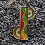 geometrischer Anhänger in Herbstfarben und mit Blattgold unterlegt,