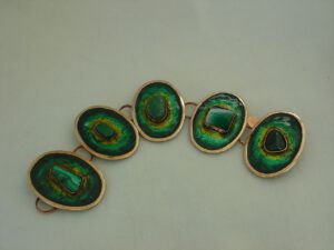 mehrteiliges Armband, Grünes Emaille auf Kupfer mit Achaten in der Mitte