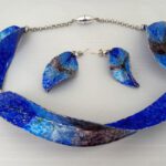 Blauviolettes Collier in Wellenform
