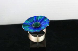 Ring mit stilisierter Blüte in Blau