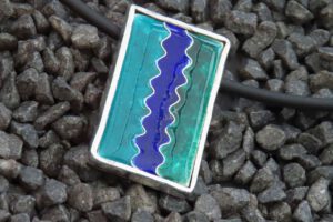 Transparentemaille in Blau-Grüntönen auf Feinsilber, Form des Anhängers: rechteckig, Muster wellenförmig,