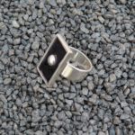 Herrenring, Feinsilber, schwarzes Emaille mit Halbkugel aus Silber