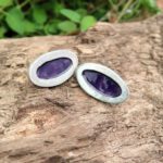 Ovale Steckerohrringe , Feinsilber, violettes Emaille