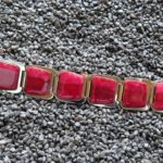 Armband in transparenten Rottönen,