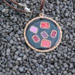 Runder Anhänger, schwarzes Emaille mit Rechtecken in Pink, Rot und Lila