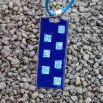 Anhänger, blaues Emaille mit Quadraten aus Blattsilber