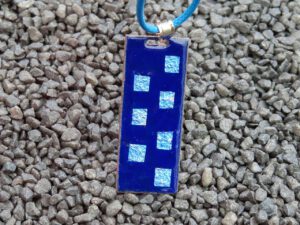 Anhänger, blaues Emaille mit Quadraten aus Blattsilber