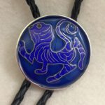 Tie Tac mit blauem Tiger als Motiv
